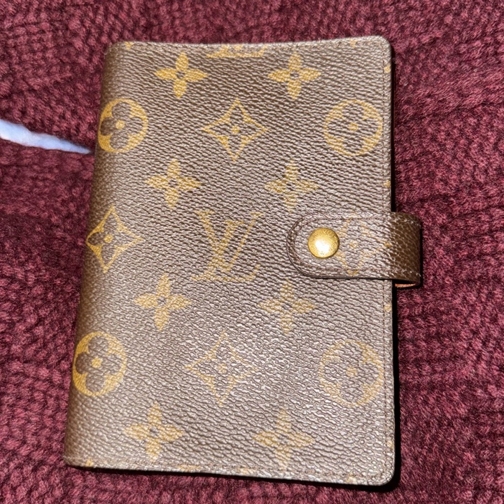 🗣️🔥🔥Men’s Or Women’s Louis Vuitton Agenda / Passport Carrier! W LV Ruler! 🔥